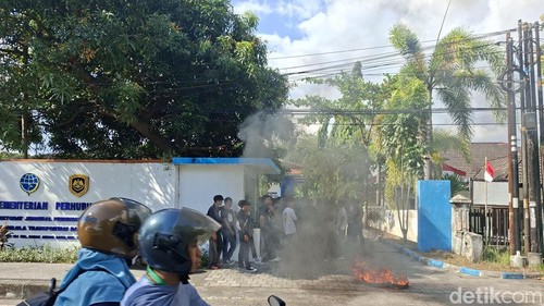Massa dari Koalisi Aktivis Pemuda NTB menggelar aksi demonstrasi hingga membakar ban di depan kantor BPTD NTB, Kamis (6/8/2026). (Foto: Ahmad Viqi/detikBali)