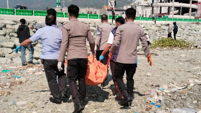 Mayat wanita ditemukan mengapung di Pantai Lere, Palu, dicabik buaya.