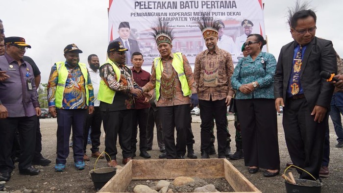 Menkop Lakukan Peletakan Batu Pertama Pembangunan KDKMP Dekai di Yahukimo