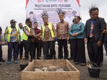 Menkop Lakukan Peletakan Batu Pertama Pembangunan KDKMP Dekai di Yahukimo