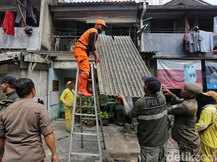 Petugas merobohkan bangunan semi permanen dalam penertiban bangunan liar yang berdiri di atas saluran air Jl Abdul Jalil, Tanah Abang,  Jakarta, Kamis (6/8/2026). Pemkot Jakarta Pusat merobohkan sedikitnya 95 bangunan semi permanen yang digunakan untuk warung dan toko kelontong. Bangunan tersebut menjorok melebihi garis sepadan bangunan, berdiri di atas saluran air dan mempersempit akses jalan. Pembongkaran berlangsung kondusif.