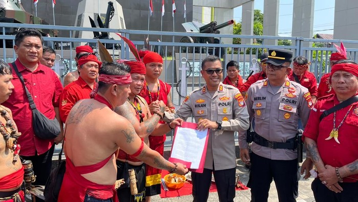 Organisasi Masyarakat (Ormas) Dayak Tariu Borneo Bangkule Rajakng (TBBR) Kalimantan Utara (Kaltara) bersama aparat Kepolisian. (Istimewa)