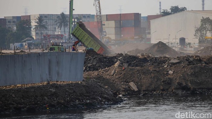 Pembangunan Tol Laut Teluk Jakarta Diharapkan Percepat Arus Logistik Nasional Jalan akses pelabuhan nan dibangun di atas perairan Teluk Jakarta diproyeksikan meningkatkan efisiensi pengedaran barang, sekaligus memperkuat konektivitas area pelabuhan di pesisir utara ibu kota.