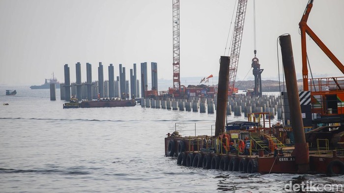 Pembangunan Tol Laut Teluk Jakarta Diharapkan Percepat Arus Logistik Nasional Jalan akses pelabuhan nan dibangun di atas perairan Teluk Jakarta diproyeksikan meningkatkan efisiensi pengedaran barang, sekaligus memperkuat konektivitas area pelabuhan di pesisir utara ibu kota.