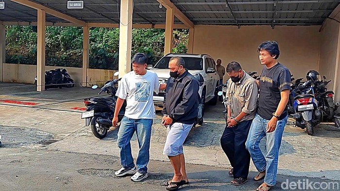 Pengedar narkotika jenis sabu inisial I dan Oknum Kades US digiring petugas Satresnarkoba ke ruang pemeriksaan