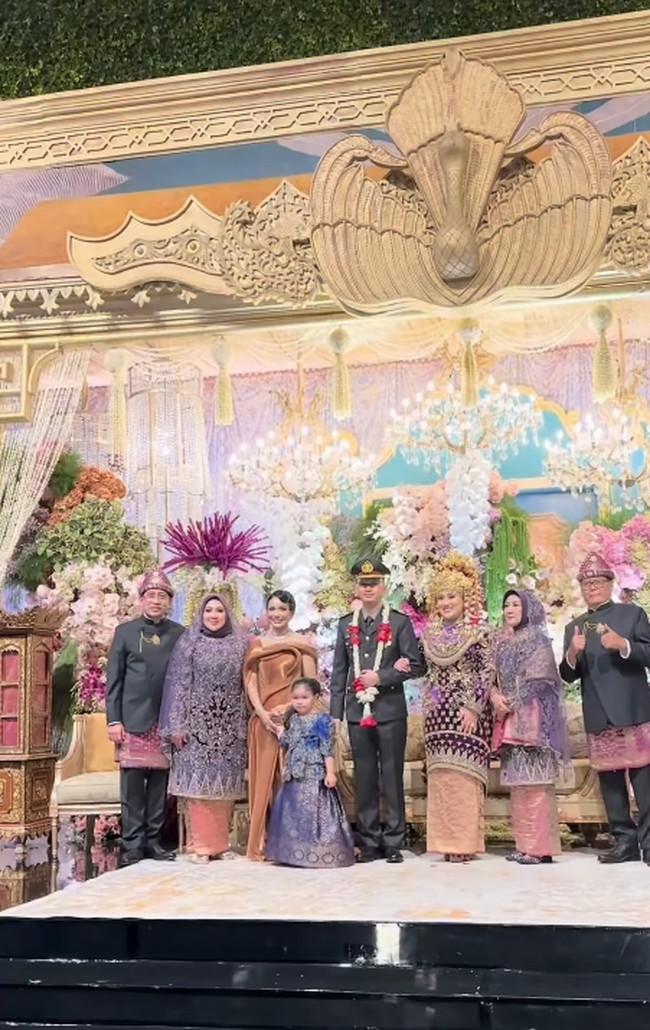 Kabar bahagia datang dari keluarga besar Presiden ke-5 RI Megawati Soekarnoputri. Cucu Megawati, Diah Lupita, baru saja melangsungkan pernikahan yang tak hanya khidmat, tetapi juga mencuri perhatian publik karena penampilannya yang memesona. Foto: Dok. Instagram @krisdayantilemos.