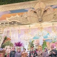 Kabar bahagia datang dari keluarga besar Presiden ke-5 RI Megawati Soekarnoputri. Cucu Megawati, Diah Lupita, baru saja melangsungkan pernikahan yang tak hanya khidmat, tetapi juga mencuri perhatian publik karena penampilannya yang memesona. Foto: Dok. Instagram @krisdayantilemos.