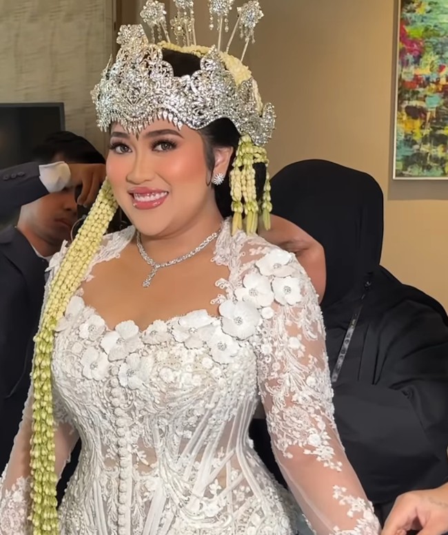 Diah tampil dengan kebaya pengantin yang elegan dari Eddy Betty di momen istimewanya. Penampilan Diah di hari pernikahannya ini jadi perbincangan setelah makeup artist Bennu Sorumba, membagikan potret cantiknya di media sosial. Foto: Dok. Instagram @bennusorumba.