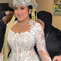 Diah tampil dengan kebaya pengantin yang elegan dari Eddy Betty di momen istimewanya. Penampilan Diah di hari pernikahannya ini jadi perbincangan setelah makeup artist Bennu Sorumba, membagikan potret cantiknya di media sosial. Foto: Dok. Instagram @bennusorumba.