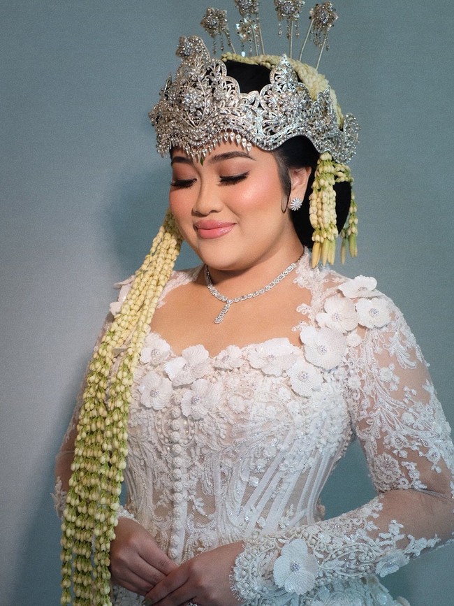Sementara itu, untuk tata rambut atau hairdo, Diah Lupita mempercayakannya kepada hairstylist kenamaan Arnold Dominggus. Kolaborasi keduanya berhasil menciptakan visual pengantin yang sempurna, memadukan kecantikan alami dengan sentuhan keanggunan budaya yang kuat. Foto: Dok. Instagram @bennusorumba.