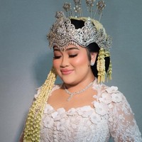 Sementara itu, untuk tata rambut atau hairdo, Diah Lupita mempercayakannya kepada hairstylist kenamaan Arnold Dominggus. Kolaborasi keduanya berhasil menciptakan visual pengantin yang sempurna, memadukan kecantikan alami dengan sentuhan keanggunan budaya yang kuat. Foto: Dok. Instagram @bennusorumba.