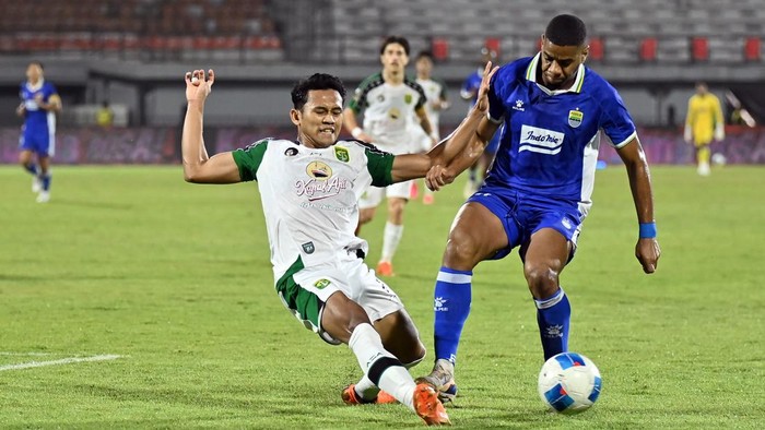 Pesepak bola Persib Bandung Patricio Martin Matricardi berselebrasi setelah mencetak gol ke gawang Persebaya Surabaya pada final Piala Presiden 2026 di Stadion Kapten I Wayan Dipta, Gianyar, Bali, Kamis (6/8/2026). ANTARA FOTO/Nyoman Hendra Wibowo