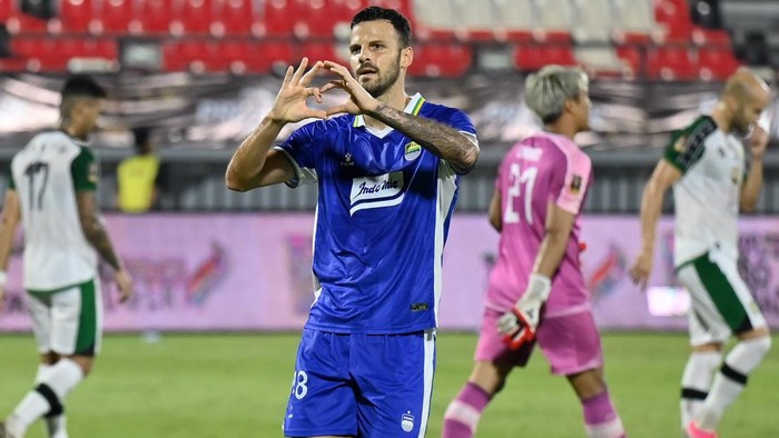 Pesepak bola Persib Bandung Patricio Martin Matricardi berselebrasi setelah mencetak gol ke gawang Persebaya Surabaya pada final Piala Presiden 2026 di Stadion Kapten I Wayan Dipta, Gianyar, Bali, Kamis (6/8/2026). ANTARA FOTO/Nyoman Hendra Wibowo