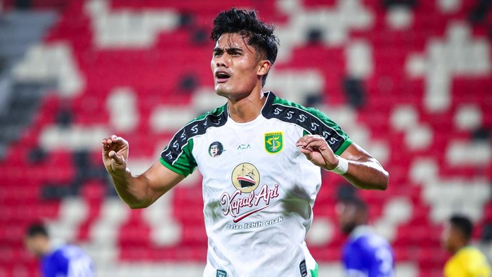 Pesepak bola Persebaya Surabaya Ramadhan Sananta berselebrasi setelah mencetak gol ke gawang Persib Bandung pada final Piala Presiden 2026 di Stadion Kapten I Wayan Dipta, Gianyar, Bali, Kamis (6/8/2026). ANTARA FOTO/Rizal Hanafi