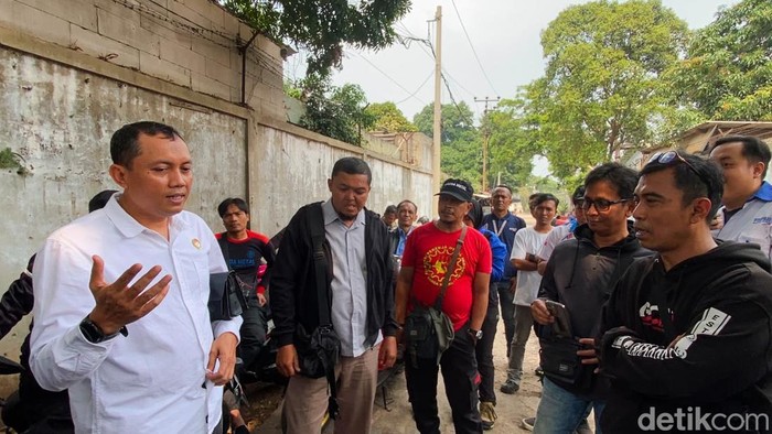 Perwakilan Penasihat Khusus Presiden saat berbincang dengan buruh korban PHK massal di Cimahi.