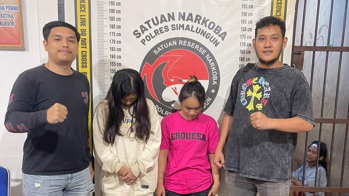 Petugas kepolisian usai mengamankan kedua pelaku. (Foto: dok. Polres Simalungun)
