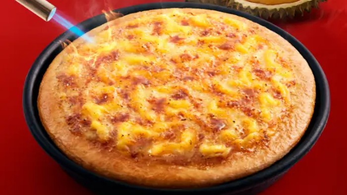 Pizza unik dengan topping durian brulee