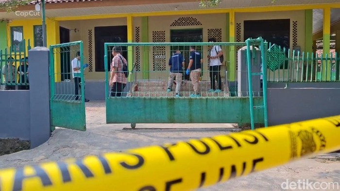 Polisi melakukan olah TKP pembunuhan marbot di Purwakarta, Kamis (6/8/2026)