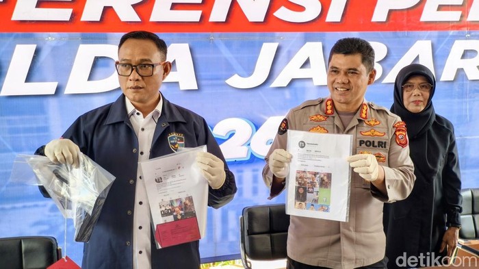Polisi saat mengungkap kasus manipulasi video Prabowo