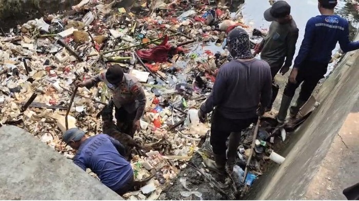 Polisi sisir Kali Licin, Depok mencari potongan kaki korban mutilasi
