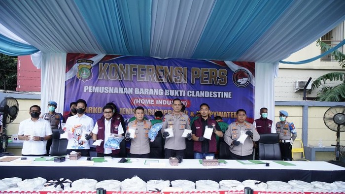 Polres Metro Jakarta Barat memusnahkan bahan baku narkoba Rp 119 miliar hasil pengungkapan jaringan internasional. Kapolres Metro Jakarta Barat Kombes Nasriadi mengatakan pengungkapan tersebut berhasil menyelamatkan 3,5 juta jiwa.