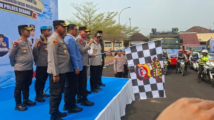 Polres Serang mengirim 64 tangki air untuk membantu warga di daerah terdampak kekeringan.