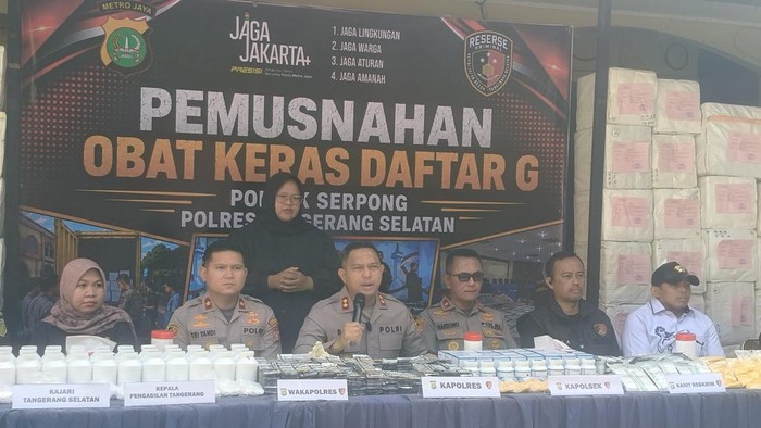 Polres Tangsel mengungkap peredaran obat keras ilegal sebanyak 46 juta butir yang disita dari gudang di Jaktim. 