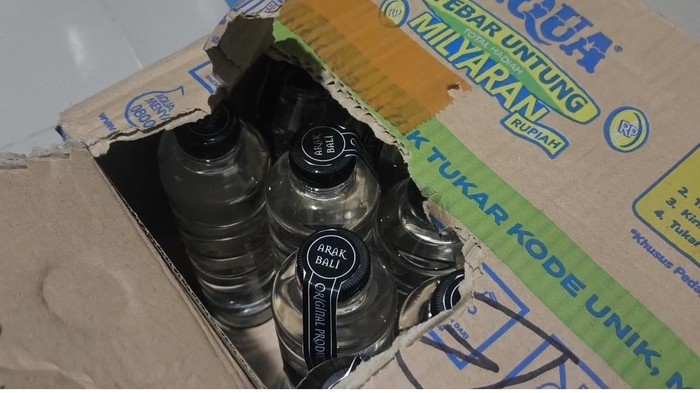Polsek Cileungsi mengungkap detik-detik penggerebekan pabrik produksi minuman keras (miras) oplosan di Sukaraja, Kabupaten Bogor, Jawa Barat. (dok Istimewa)