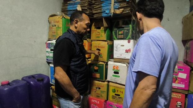 Polsek Cileungsi mengungkap detik-detik penggerebekan pabrik produksi minuman keras (miras) oplosan di Sukaraja, Kabupaten Bogor, Jawa Barat. (dok Istimewa)