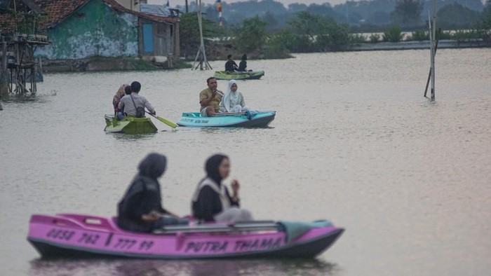 Wisatawan menaiki perahu kano menikmati suasana matahari tenggelam di area persawahan terdampak rob di Kandang Panjang, Kota Pekalongan, Jawa Tengah, Rabu (5/8/2026). Wisata perahu kano yang memanfaatkan lahan persawahan terdampak rob seluas sekitar delapan hektare yang diinisiasi oleh warga setempat bernama Thyas Agung itu menyediakan enam perahu yang bisa disewa seharga Rp20 ribu per perahu dengan waktu tidak terbatas setiap sore sembari menikmati matahari terbenam. ANTARA FOTO/Harviyan Perdana Putra/foc.