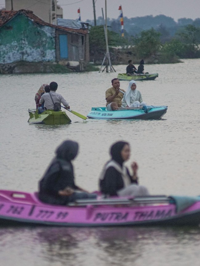 Potret Sawah Terendam Rob Disulap Menjadi Wisata Kano