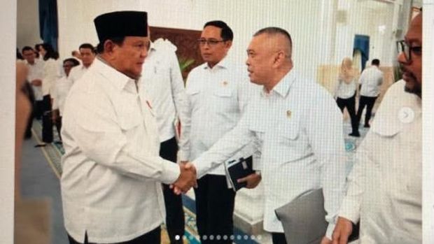 Presiden Prabowo berjabat tangan dengan Menteri Perhubungan pada saat Sidang Kabinet Paripurna di Istana Negara tgl 20 Juli 2026. (Istimewa)