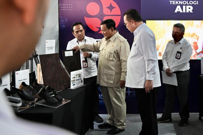 Presiden Prabowo melihat hasil riset BRIN. (Cahyo/Biro Pers, Media, dan Informasi Sekretariat Presiden)