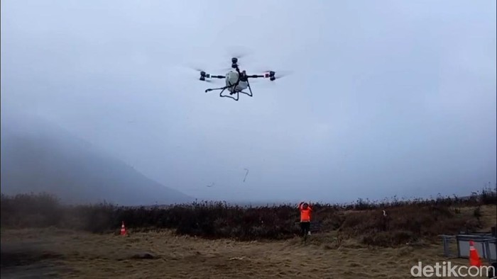 Proses pemadaman kebakaran Gunung Bromo menggunakan drone water spray dan heli.