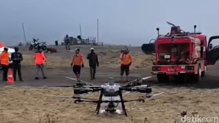 Proses pemadaman kebakaran Gunung Bromo menggunakan drone water spray dan heli
