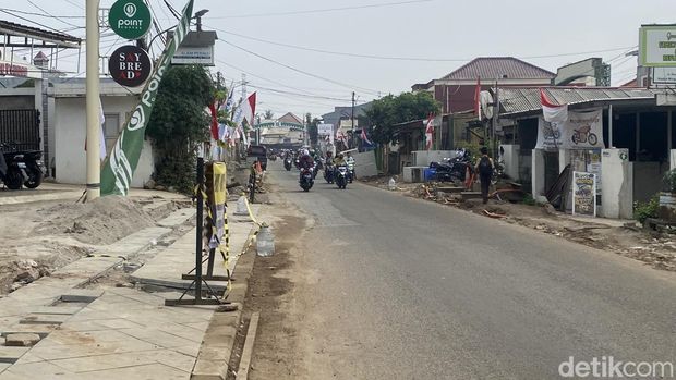 Proyek trotoar di Jalan Pramuka, Depokt