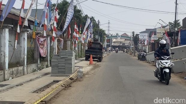 Proyek trotoar di Jalan Pemuda, Depok