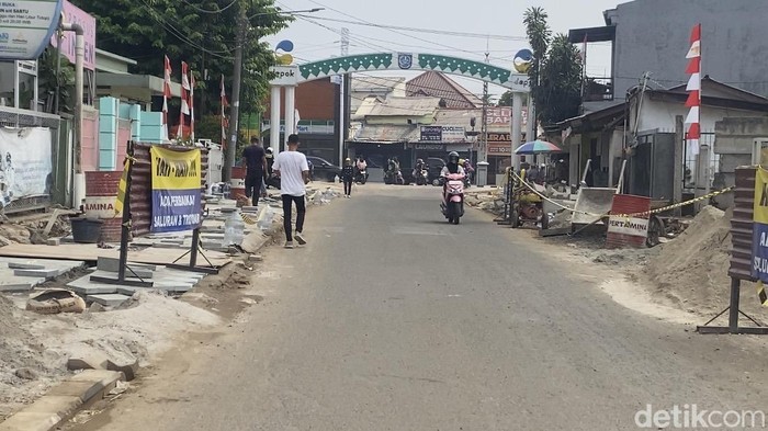 Kala Proyek Trotoar Lebar di Depok Diprotes Warga