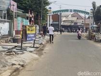 Warga Protes Proyek Trotoar Jl Pemuda Depok Terlalu Lebar: Jalan Jadi Sempit