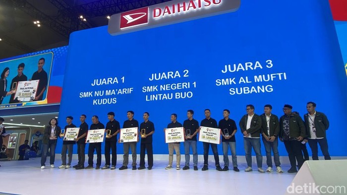PT Astra Daihatsu Motor (ADM) memberikan penganugerahan SMK Binaan Terbaik