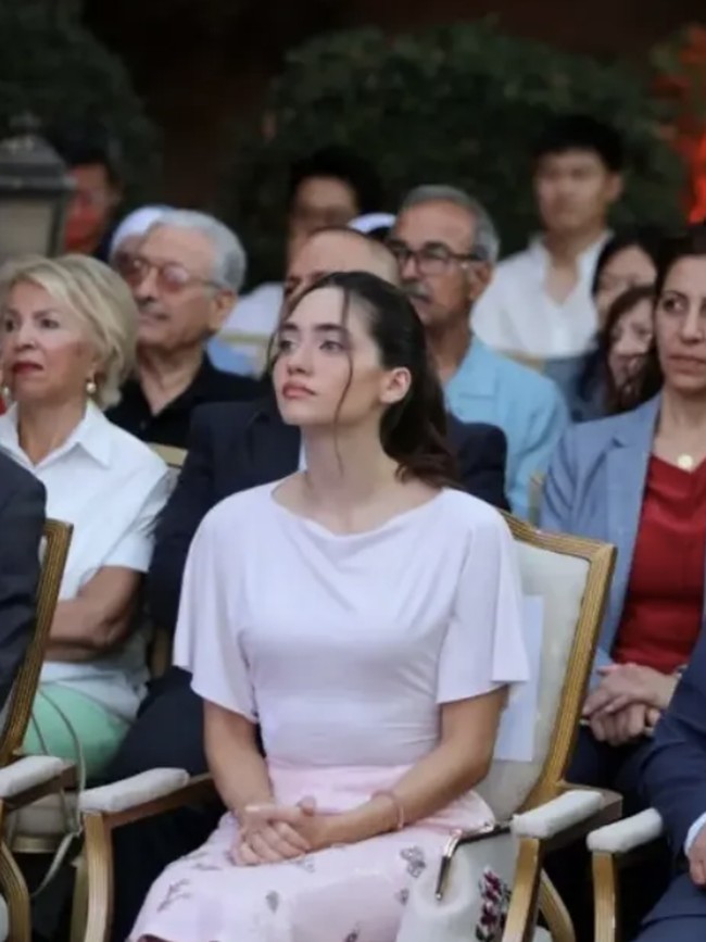 Nama Putri Jalila binti Ali mendadak menjadi perbincangan setelah kembali muncul di hadapan publik. Keponakan Raja Abdullah II dan Ratu Rania Yordania itu sukses mencuri perhatian lewat penampilannya dalam konser musik tradisional China di Amman, setelah cukup lama tak terlihat menghadiri acara resmi. Foto: dok. Instagram @princessjalilabintali