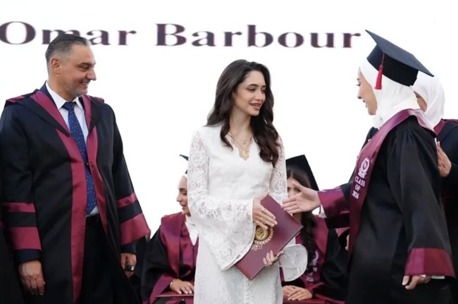 Gadis 20 tahun itu menempuh pendidikan di salah satu sekolah terbaik di Yordania. Ia lulus pada Juni 2023 bersama sepupunya, Pangeran Hashem, putra bungsu Raja Abdullah II.  Foto: dok. Instagram @princessjalilabintali