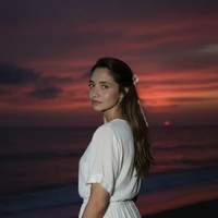 Gaya berbusana Putri Jalila juga kerap menjadi sorotan. Ia pernah tampil elegan saat menghadiri pernikahan sepupunya, Putra Mahkota Hussein dengan Putri Rajwa. Meski tidak berada dalam garis pewaris takhta, pasa cantik dan prestasinya di dunia olahraga sukses mencuri perhatian dunia.  Foto: dok. Instagram @princessjalilabintali