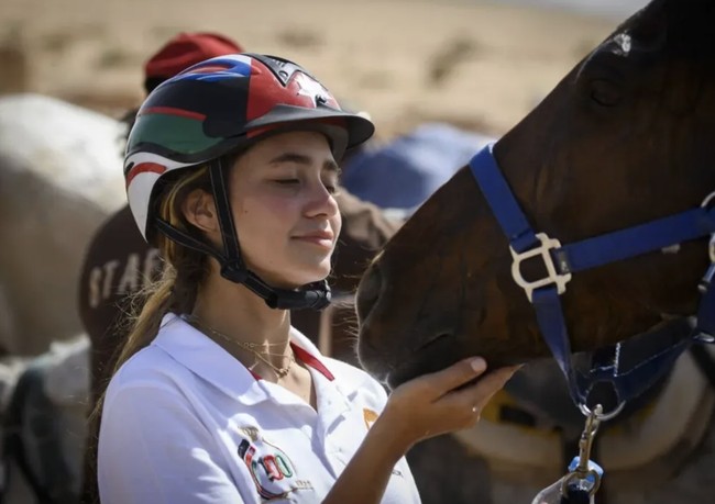 Di luar aktivitas kerajaan, Putri Jalila memiliki hobi berkuda yang membawanya mencetak prestasi. Pada 2021, ia menjadi peserta termuda dalam ajang Governorates Endurance Cup, kompetisi berkuda ketahanan sejauh sekitar 200 kilometer yang berlangsung selama lima hari melintasi Wadi Rum hingga Petra. Foto: dok. Instagram @princessjalilabintali