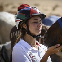 Di luar aktivitas kerajaan, Putri Jalila memiliki hobi berkuda yang membawanya mencetak prestasi. Pada 2021, ia menjadi peserta termuda dalam ajang Governorates Endurance Cup, kompetisi berkuda ketahanan sejauh sekitar 200 kilometer yang berlangsung selama lima hari melintasi Wadi Rum hingga Petra. Foto: dok. Instagram @princessjalilabintali