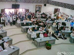 Ratusan Warga-Ulama Geruduk Gedung Dewan, Tolak LBGT di Cianjur