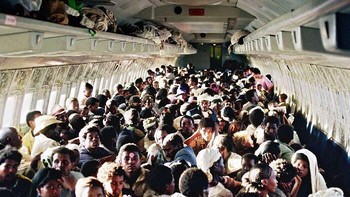 Rekor jumlah penumpang terbanyak dalam satu penerbangan tercatat pada tahun 1991, ketika 1.086 orang Yahudi Ethiopia menggunakan pesawat Boeing 747 menuju Yerusalem. Pesawat tersebut mendarat dengan membawa 1.088 penumpang -- dua bayi lahir selama penerbangan berlangsung. Foto: GlitteringHotel8383 via Bored Panda