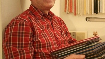 Michael Nicholson asal Michigan, memiliki lebih dari 25 gelar. Terdapat satu gelar sarjana, dua gelar associate, 23 gelar master, tiga gelar spesialis, dan satu gelar doktor. Ini menjadikannya orang dengan jumlah gelar terbanyak dalam sejarah. Ia menempuh pendidikan selama 55 tahun berturut-turut. Foto: GlitteringHotel8383 via Bored Panda