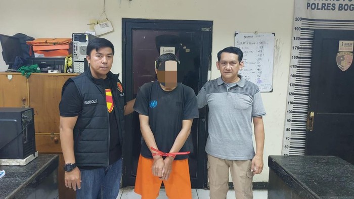 Polisi menangkap pria berinisial R, residivis kasus penipuan, usai mencuri empat kotak amal di wilayah Kecamatan Gunung Putri, Bogor, Jawa Barat (Jabar).