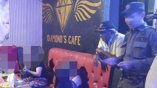 Satpol PP Badung saat mendatangi salah satu kafe di Desa Baha, Kecamatan Mengwi, Badung, Bali. (Foto: Dok. Satpol PP Badung)